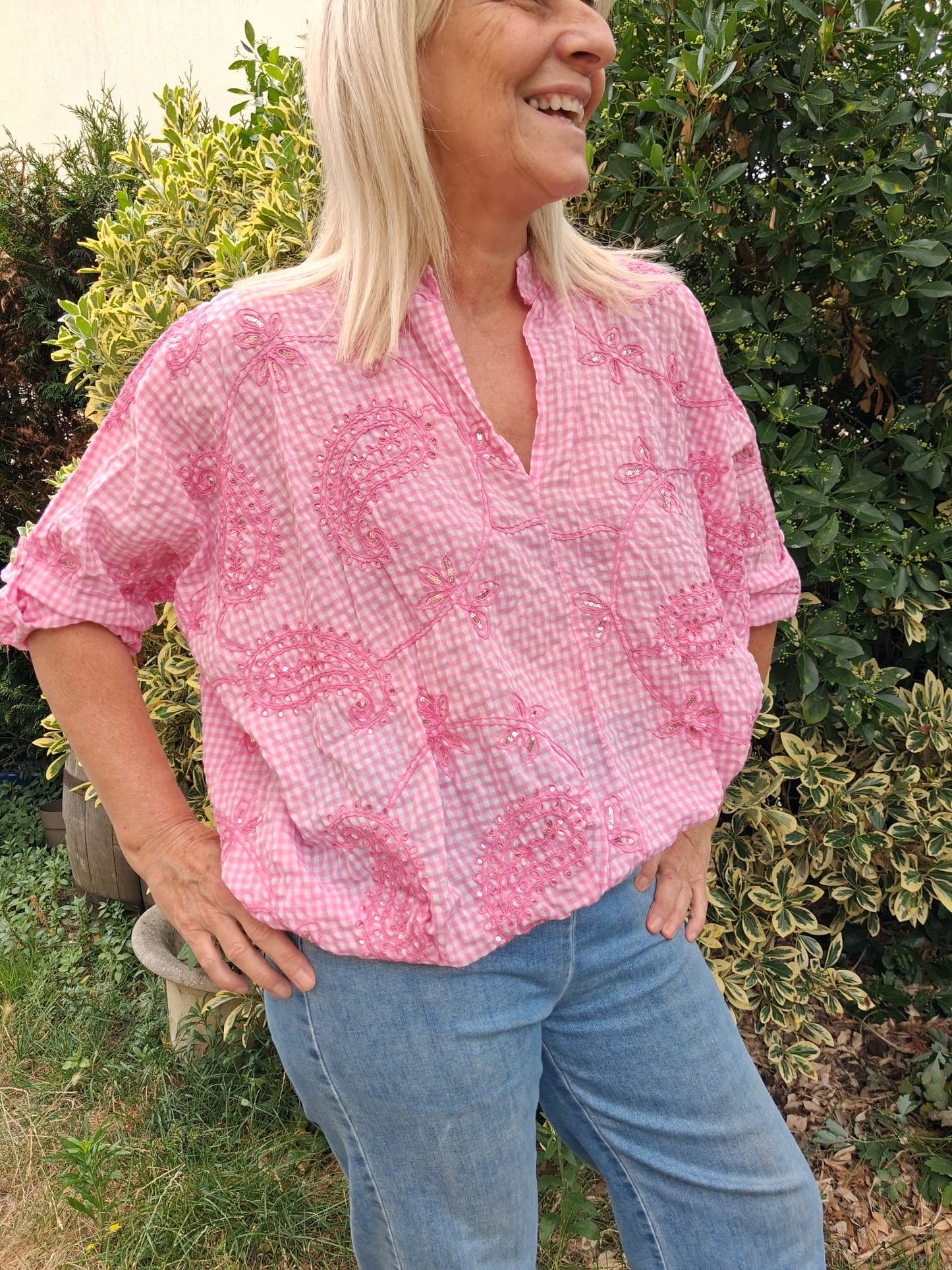 Blouse rose avec détails roses et brodés