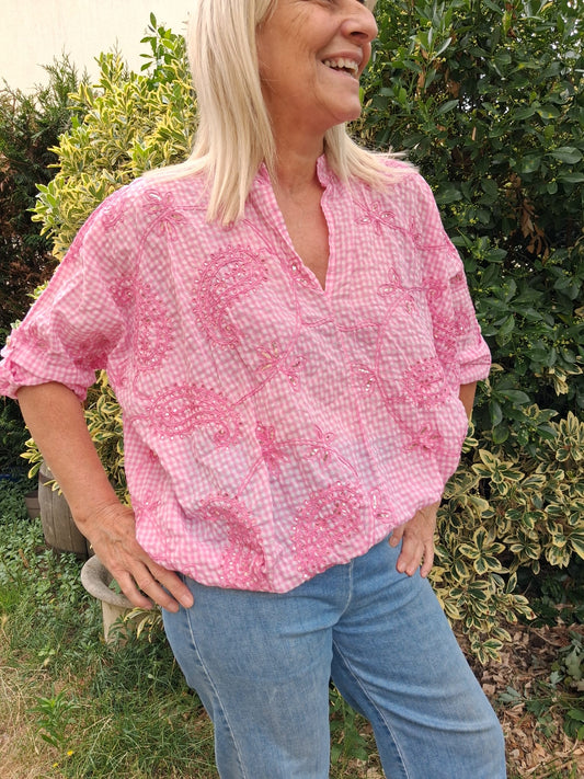 Blouse rose avec détails roses et brodés
